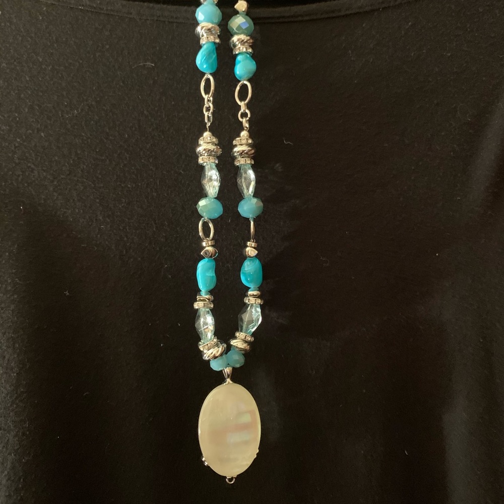 NWOT Turquoise pearl color pendant necklace